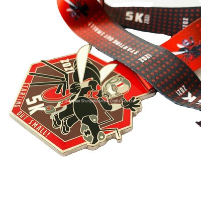 acheter Médaille de lutte en alliage de zinc personnalisée avec émail doux et finition dorée pour les prix scolaires online manufacture