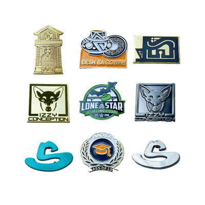 Une épingle en émail douce personnalisée avec un personnage de dessin animé et un logo personnalisé pour des cadeaux promotionnels