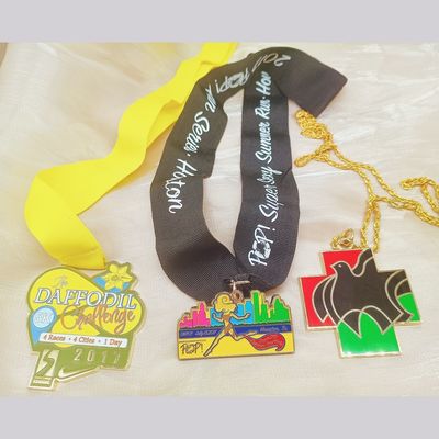 Médaille en alliage de zinc de conception personnalisée en fonte sous pression en or recouvert de ruban