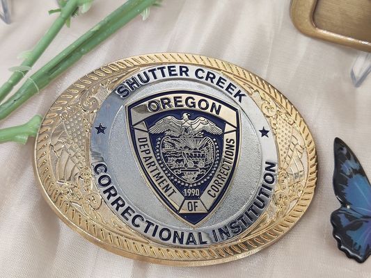 Un bon prix. Ceinture en alliage de zinc personnalisée boucle pour hommes avec logo 3-3.5 pouces en ligne