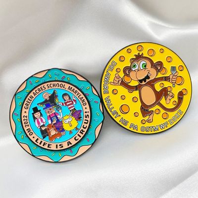 Un bon prix. Impression UV personnalisée Épingle de revers en émail dur plaqué or Badge métallique avec logo en ligne