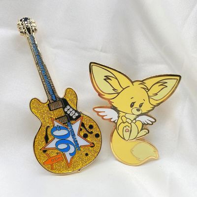 Un bon prix. Logo personnalisé émail dur épingles à lapelet avec plaque dorée pour l'identification organisationnelle en ligne