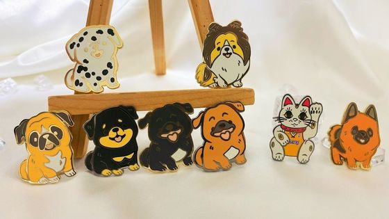 Des pièces d'artisanat en métal plaqué personnalisées émail dur épingle de lapelet cadeaux d'affaires épingles de logo métallique pour vêtements