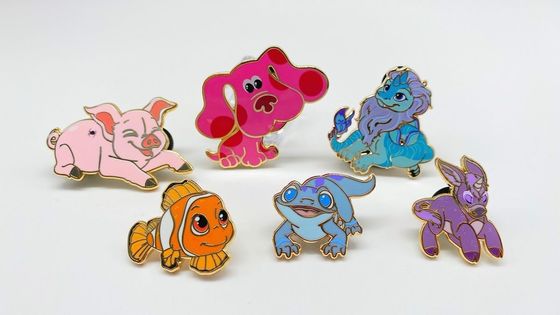 Pins personnalisés en émail rouge personnalisé sans pinceau de zinc métallique minimum