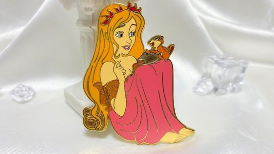 Un bon prix. Une épingle en émail dur personnalisée avec une épaisseur de 1,5 mm et un embrayage papillon pour cadeaux d'affaires en ligne