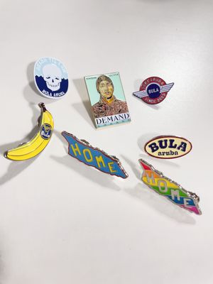 Un bon prix. Épinglette personnalisée en émail souple avec une épaisseur de 1,5 mm et un fermoir papillon pour cadeaux d'entreprise en ligne