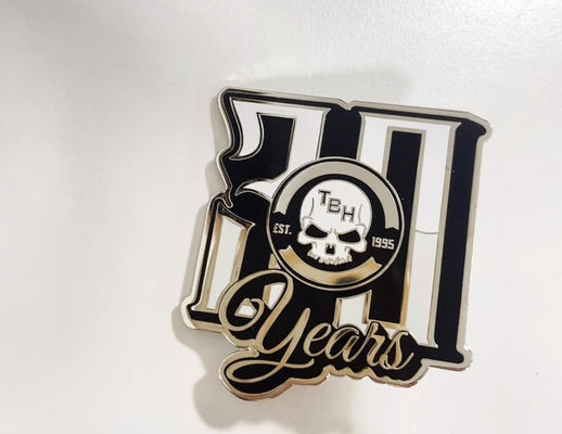 Un bon prix. Des broches en émail dur personnalisées avec une épaisseur de 1,5 mm et un embrayage papillon pour les cadeaux d'affaires en ligne