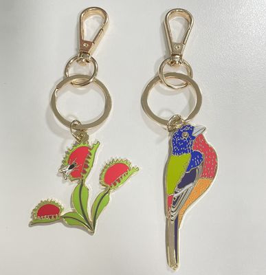 Un bon prix. Chaîne de clés personnalisée avec lettres de logo 3D Émail dur doux et sablage arrière Chaîne de clés personnalisée en ligne