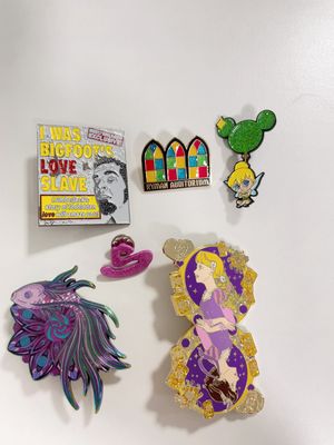 Taille personnalisée émail couleurs étincelantes épingles de commande épingles avec logo