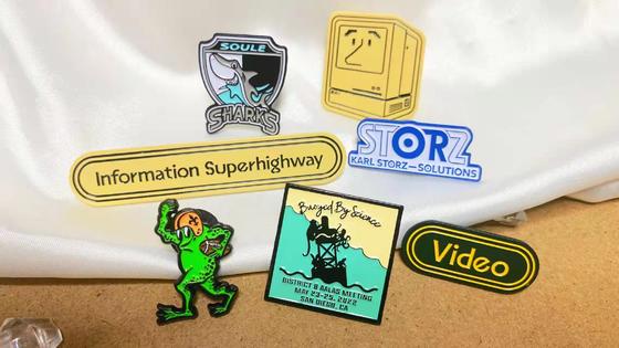 Un bon prix. 1.5 pouces émail doux épingle en lapel épingle en alliage de zinc personnalisé Badge pour la marque et les événements en ligne