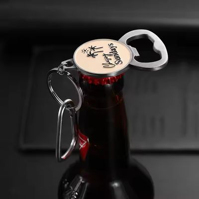 Chaîne de clés en vrac à chaud ouvreuse de bouteille de bière ouvreuse de bouteille de bière en métal à bas prix ouvreuse de vin magnétique porte-clés émail doux porte-clés ouvreuse de bouteille personnalisée