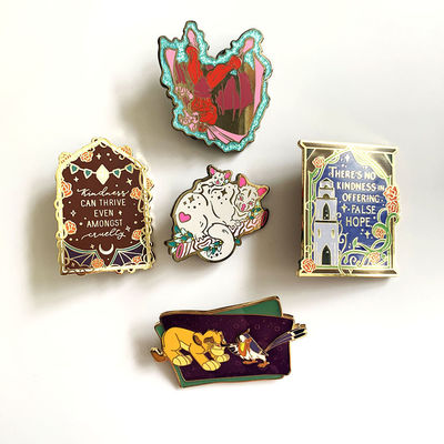 Pin de lapel en émail personnalisé avec pad de sérigraphie UV imprimé et conception de couleur personnalisée