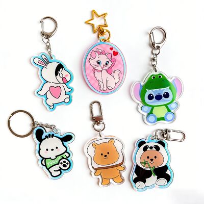 Un bon prix. Porte-clés personnalisé en résine pailletée – Acrylique transparent avec logo de dessin animé et design d'anime en ligne