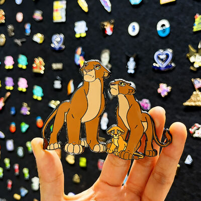 Un bon prix. Pin d'émail personnalisé Finition douce/dure avec imprimés Glitter et UV en ligne