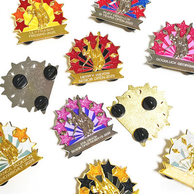 Une épingle à revers en émail dur ou mou personnalisée avec des paillettes, une impression UV et un joli logo de dessin animé.