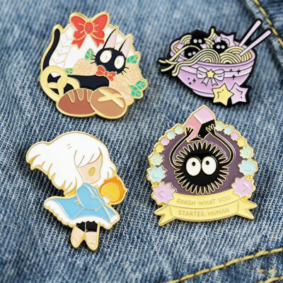 Un bon prix. Épinglettes de revers plaquées or personnalisées avec émail souple et logo personnalisé pour le branding en ligne