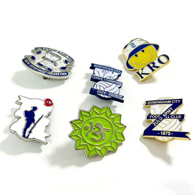 Épinglettes en émail scintillantes avec finition souple ou dure, impression UV et adorable design de dessin animé sont à vous de créer.