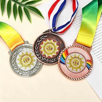 Médaille de sport en alliage de zinc 3D plaqué d'or avec ruban pour le marathon et le culturisme