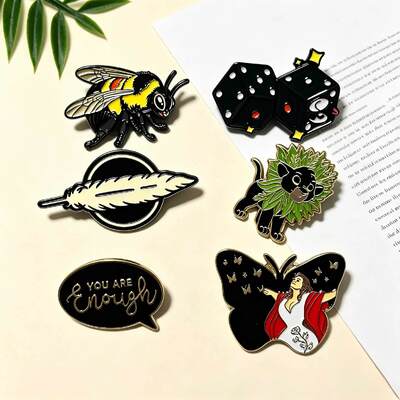 Un personnage de jeu d'anime personnalisé en direct en usine Merch Gold Metal Brooch Pin d'émail dur avec impression UV