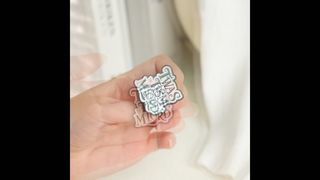 Badges et épinglettes personnalisées à haute valeur ajoutée pour les organisations scolaires et les entreprises