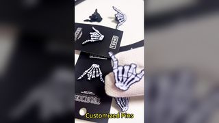 Créez votre propre badge émaillé scintillant avec une finition souple ou dure, une impression UV et un adorable design de dessin animé.